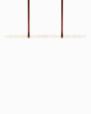 Moderne Pendelleuchte 'Equinox' mit weißem Leuchtkörper und braunen Halterungen.