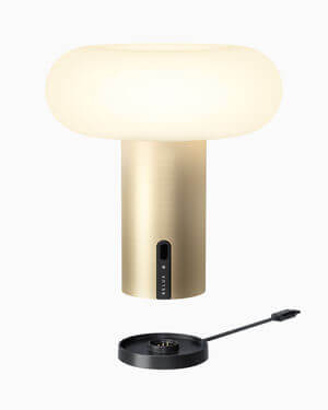 Oto Portable Lampe von Belux mit goldener Basis und opaler Glaskuppel.