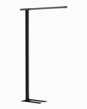 Schlichte schwarze Stehleuchte Mono von Belux mit horizontalem Lichtbalken.