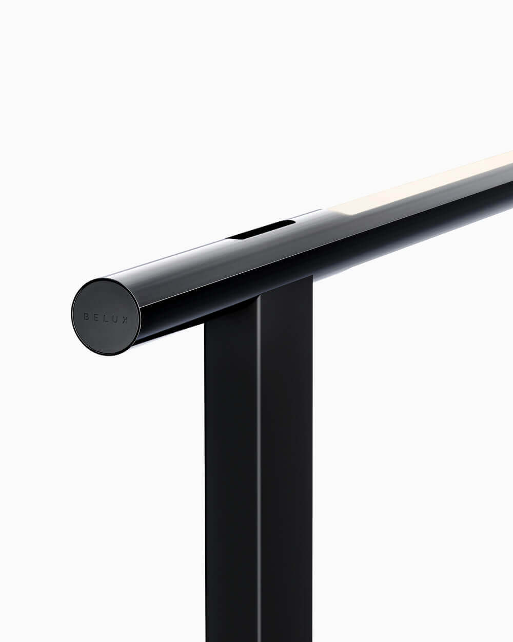 Detailaufnahme der Mono Stehleuchte von Belux mit schwarzem Finish.