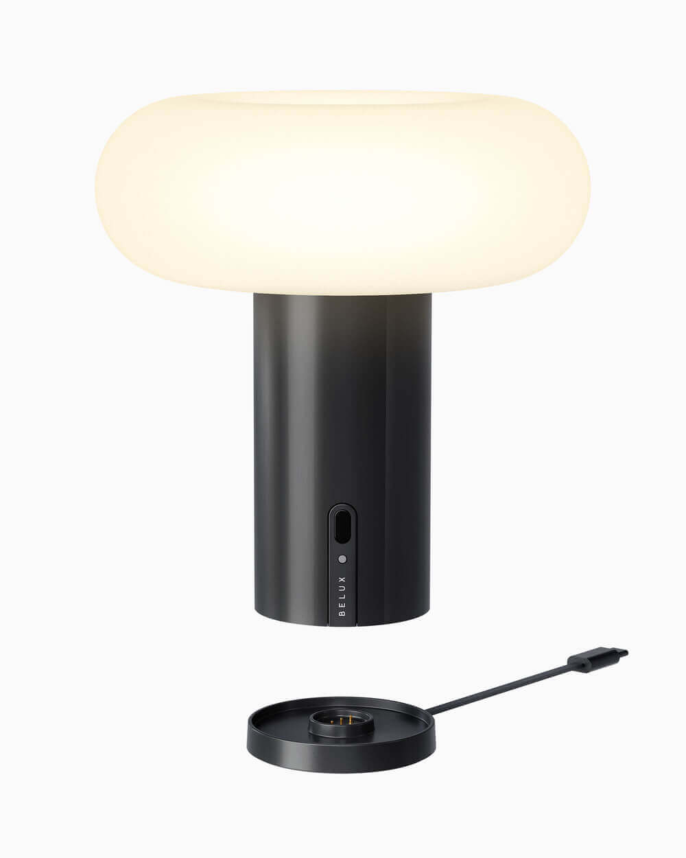 Oto Portable Lampe von Belux mit schwarzem Sockel und rundem, opalweißem Lampenschirm.
