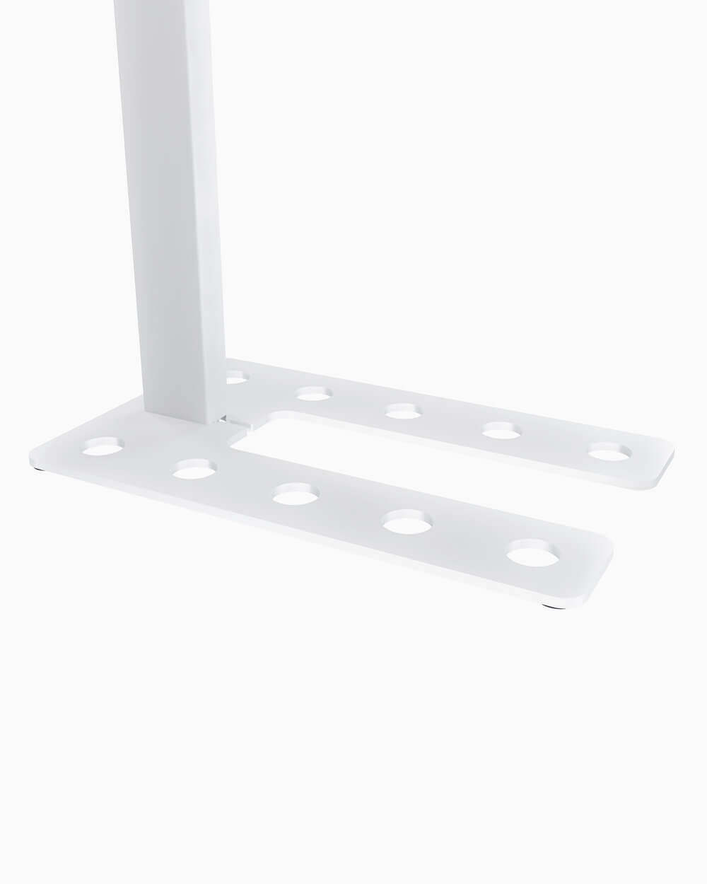 Sockel der Stehleuchte Mono von Belux in elegantem Weiß mit runden Ausschnitten.