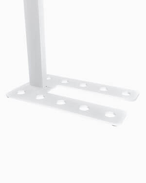 Sockel der Stehleuchte Mono von Belux in elegantem Weiß mit runden Ausschnitten.