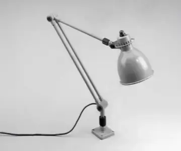 Klassische Schreibtischlampe mit verstellbarem Arm und Metallschirm.