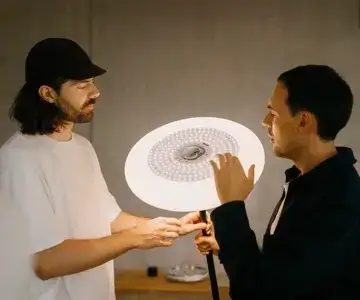 Zwei Männer betrachten eine moderne Lampe mit LED-Technologie.