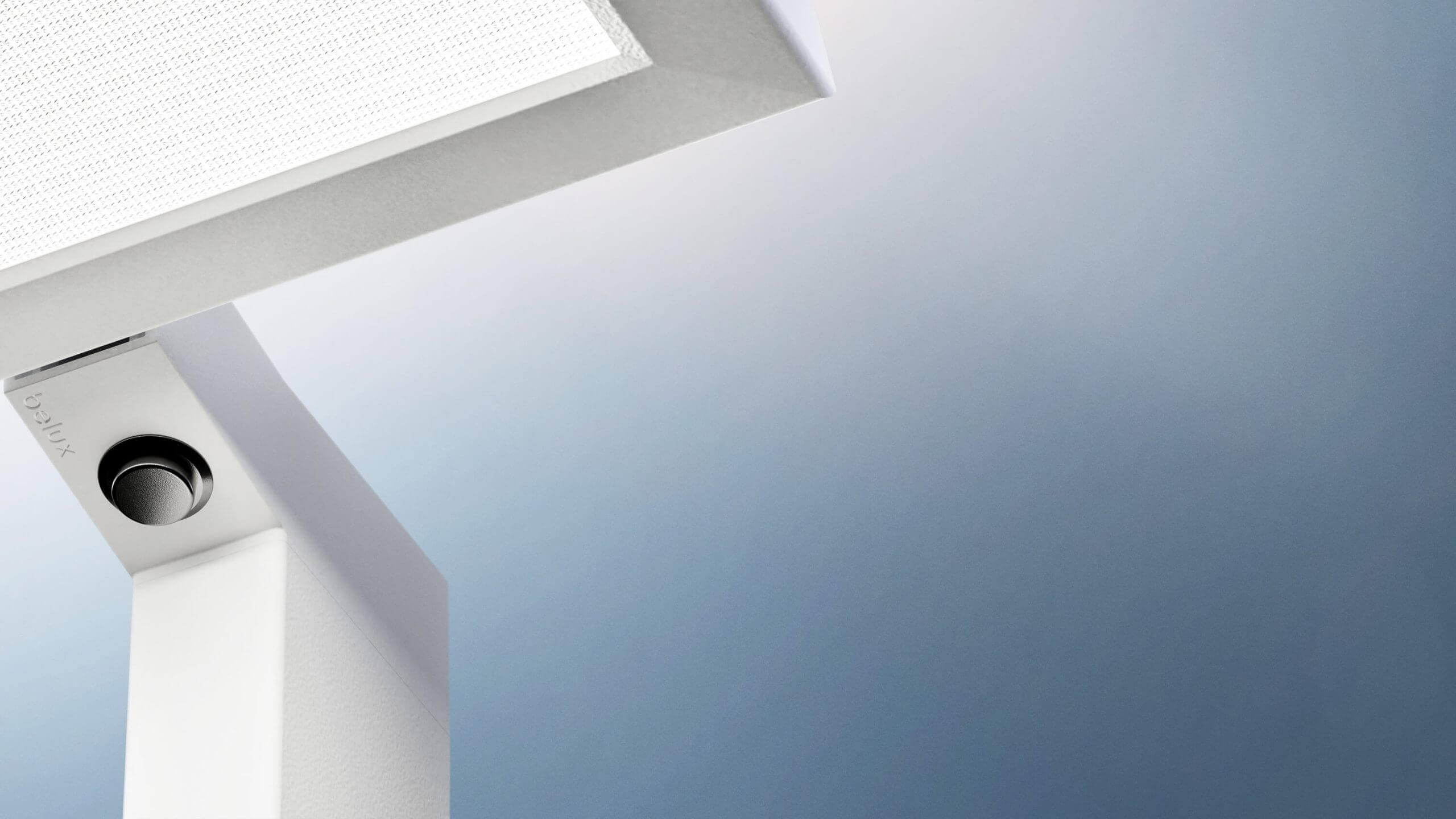 Detailansicht der Stehleuchte 'Bob' von Belux mit schmalem, modernem Design.