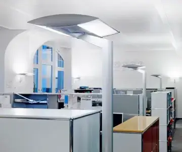 Moderne Bürolampe in hellem, minimalistischen Arbeitsumfeld.