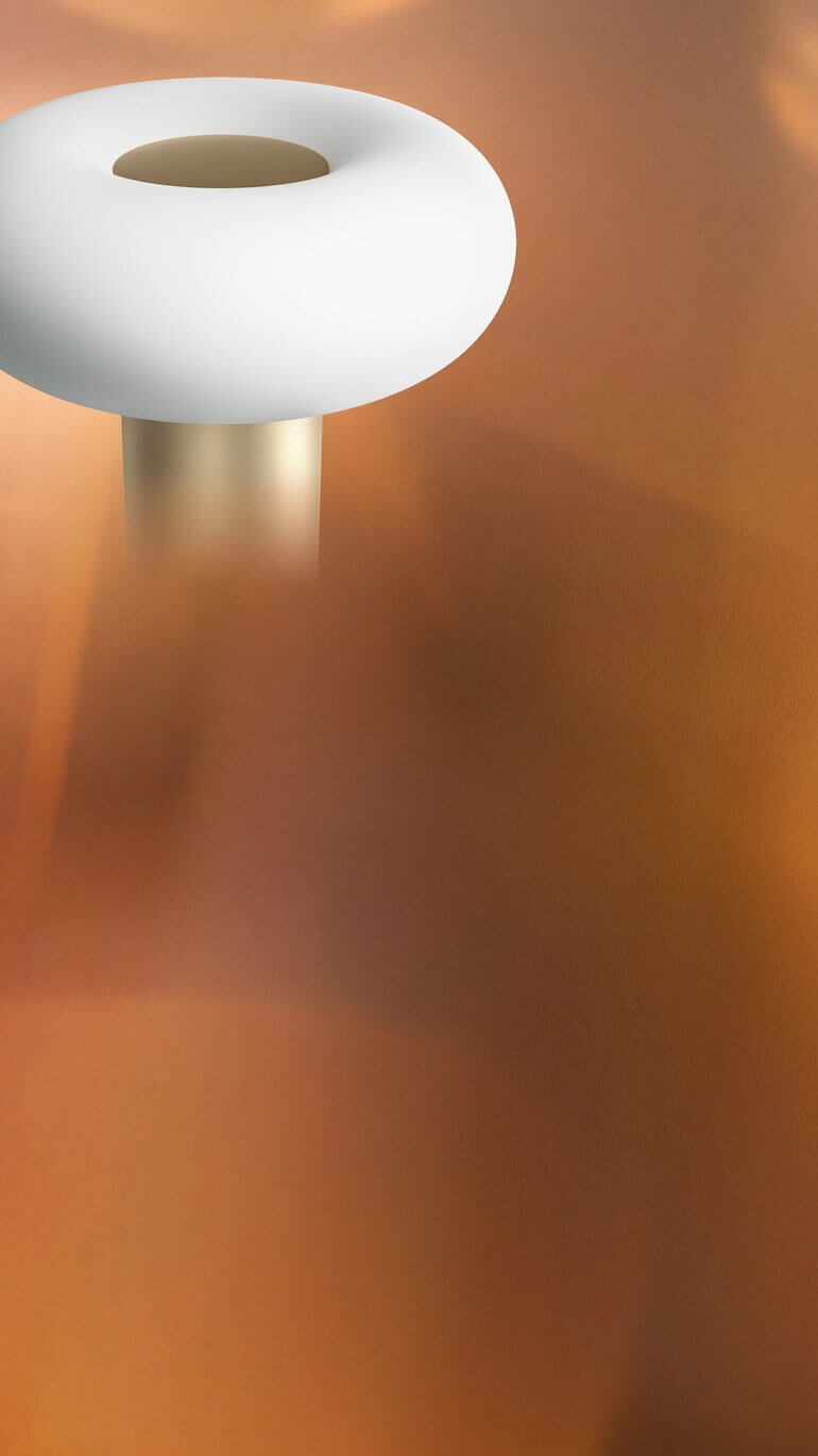 Oto Portable Lampe von Belux, Designer OTO.berlin, schwebend vor einem warmen, orangefarbenen Hintergrund.