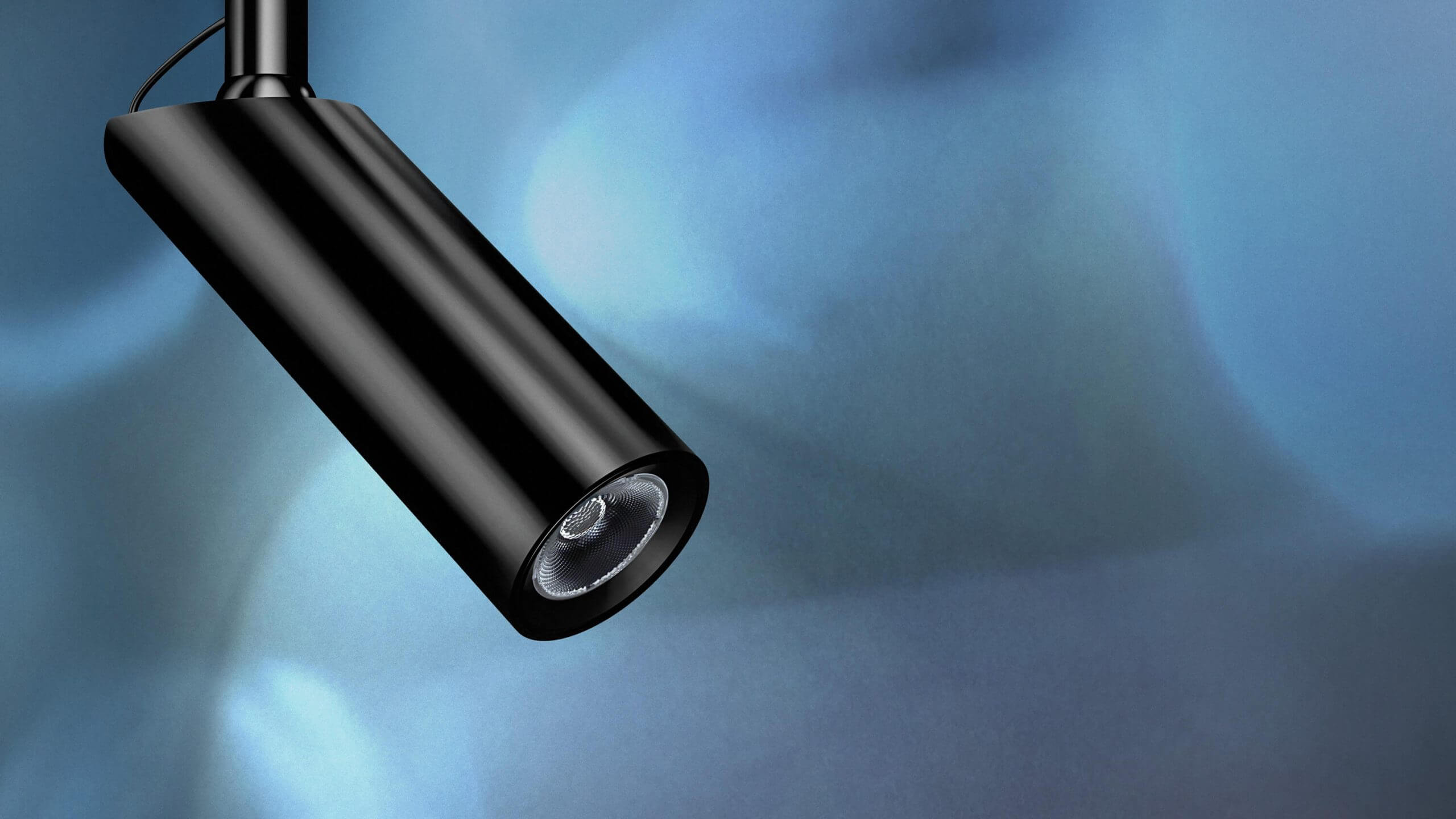 Schwarzer Strahler BTX von Belux auf einem blauen Hintergrund.