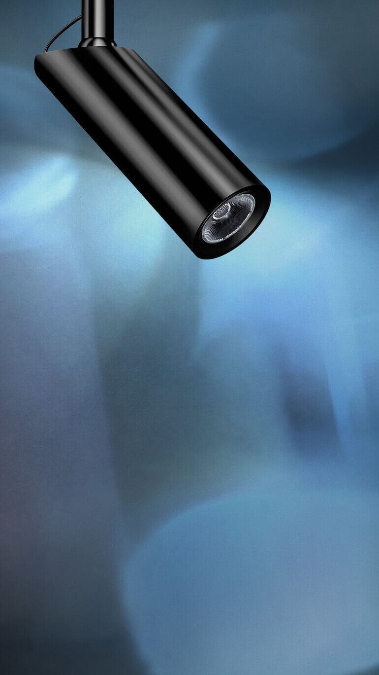 Schwarzer Strahler BTX von Belux auf einem blauen Hintergrund.