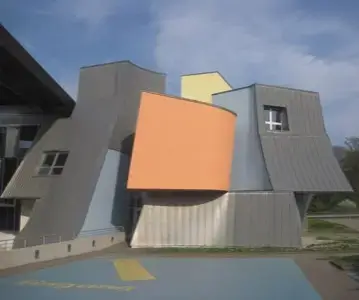 Vitra Zentrum in Basel. Moderne Architektur mit bunten, gewellten Fassaden.