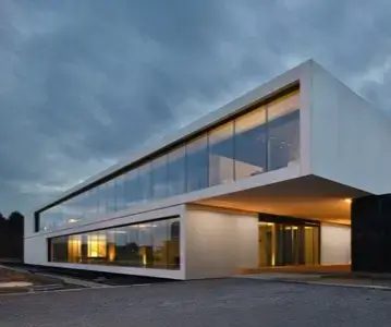 Moderne Architektur der Kreon Zentrale in Belgien mit großen Glasfenstern.