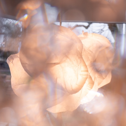 Elegante Cloud Lampe von Belux, entworfen von Frank O. Gehry, mit sanftem Lichtschein.