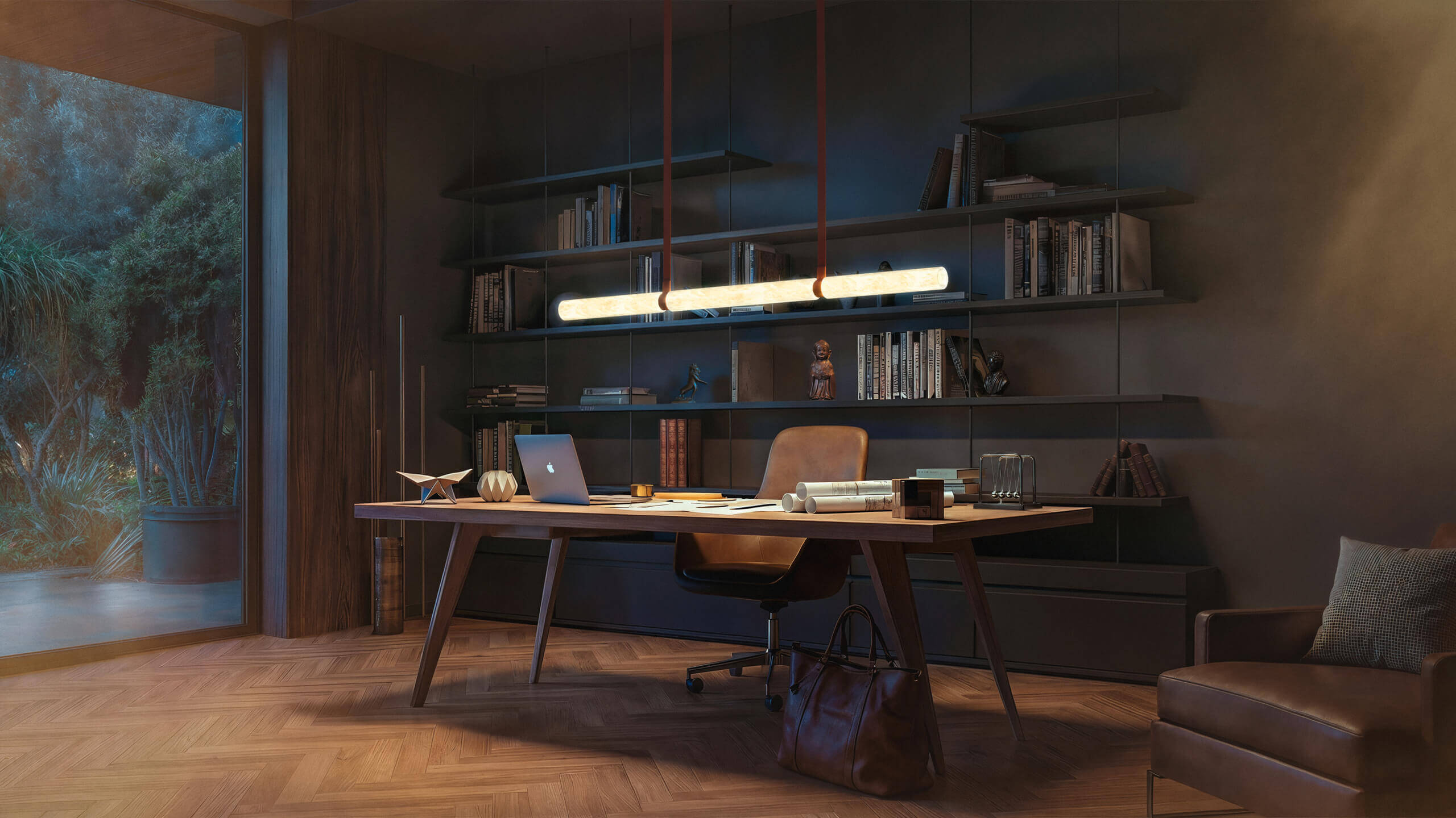 Lineare Pendelleuchte Belux „Equinox“ leuchtet über einem Schreibtisch mit Laptop vor einer dunklen Bücherwand.