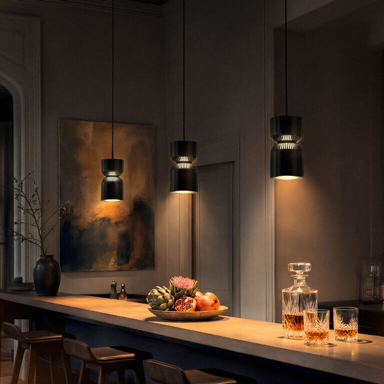 Lange Bar in einem eleganten Innenraum; mehrere schwarze Belux „Moiré“-Pendelleuchten hängen über der Theke und leuchten warm.