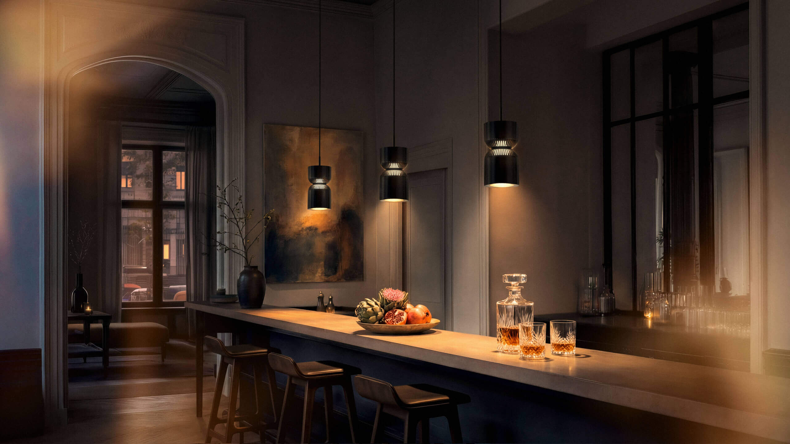 Lange Bar in einem eleganten Innenraum; mehrere schwarze Belux „Moiré“-Pendelleuchten hängen über der Theke und leuchten warm.